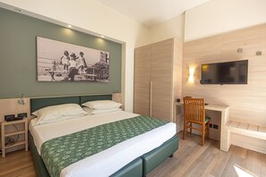Desk, soundproofing, free WiFi, bed sheets - Hotel Esperia (Genoa)