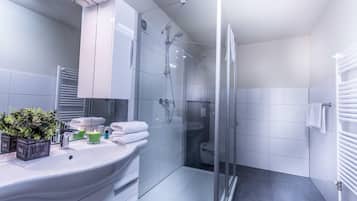 Gratis toiletartikelen, een haardroger, handdoeken