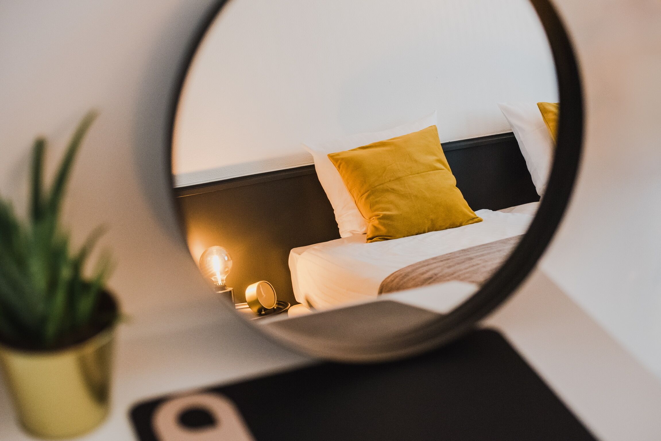 Dobbeltrom – standard | Dundyner, safe på rommet, skrivebord og blendingsgardiner