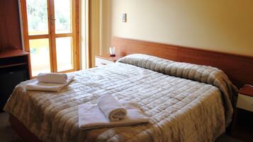 Camera quadrupla | Lenzuola Frette, materassi in memory foam, minibar, una scrivania