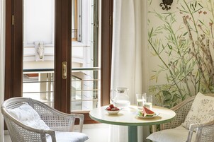 双人房（单人入住） | 高档床上用品、迷你吧、客房内保险箱、办公桌