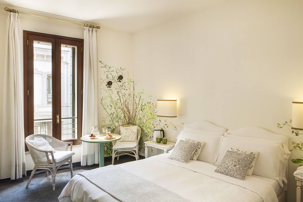 premium bedding, minibar, in-room safe, desk