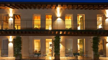 Hochwertige Bettwaren, Minibar, Zimmersafe, Schreibtisch