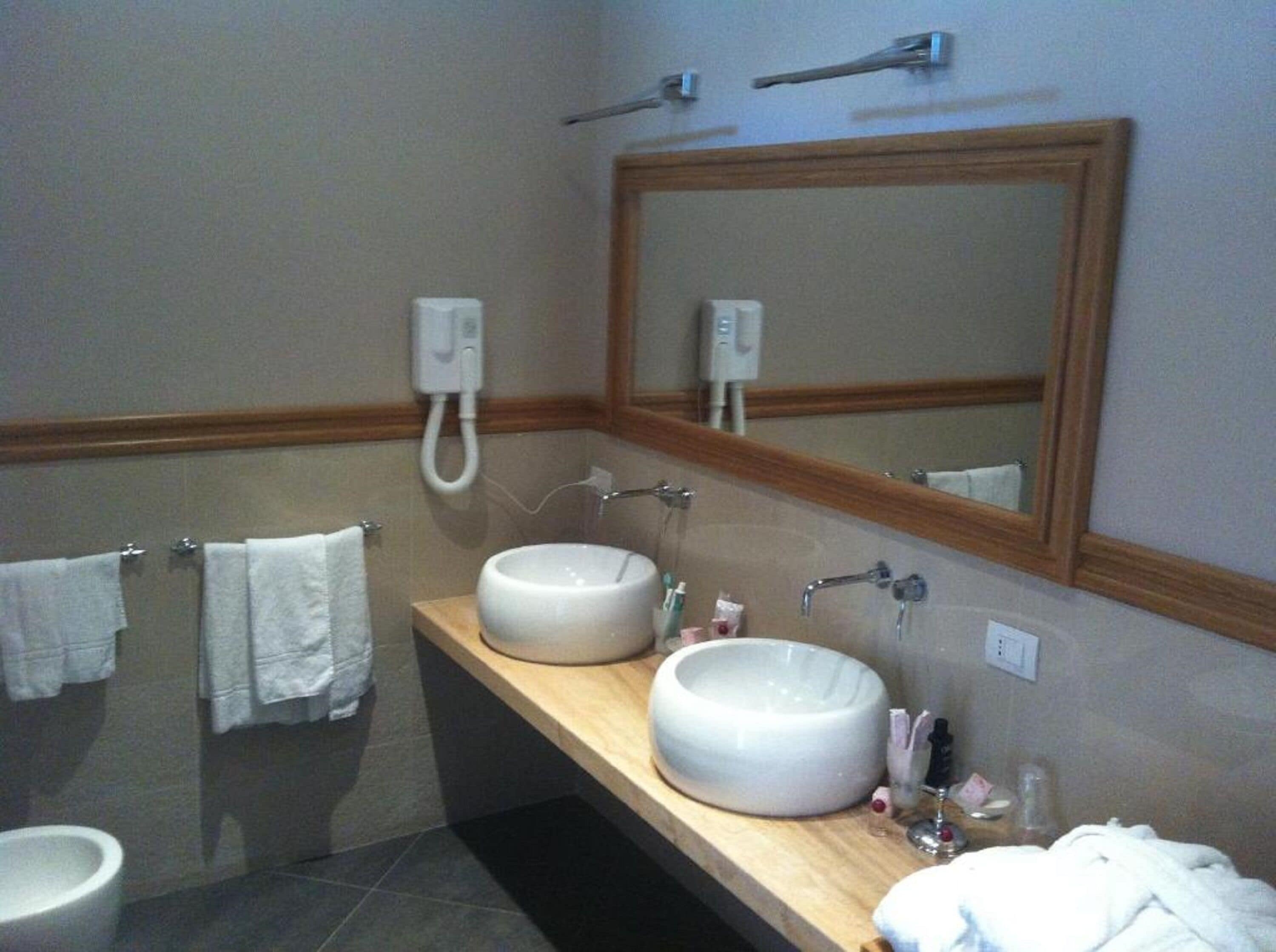 suite, 1 bedroom | bathroom | shower, free toiletries, hair dryer, bidet