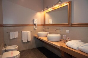 Suite, 1 Bedroom | Bathroom | Shower, free toiletries, hair dryer, bidet - Hotel Il Barocco (Ragusa)