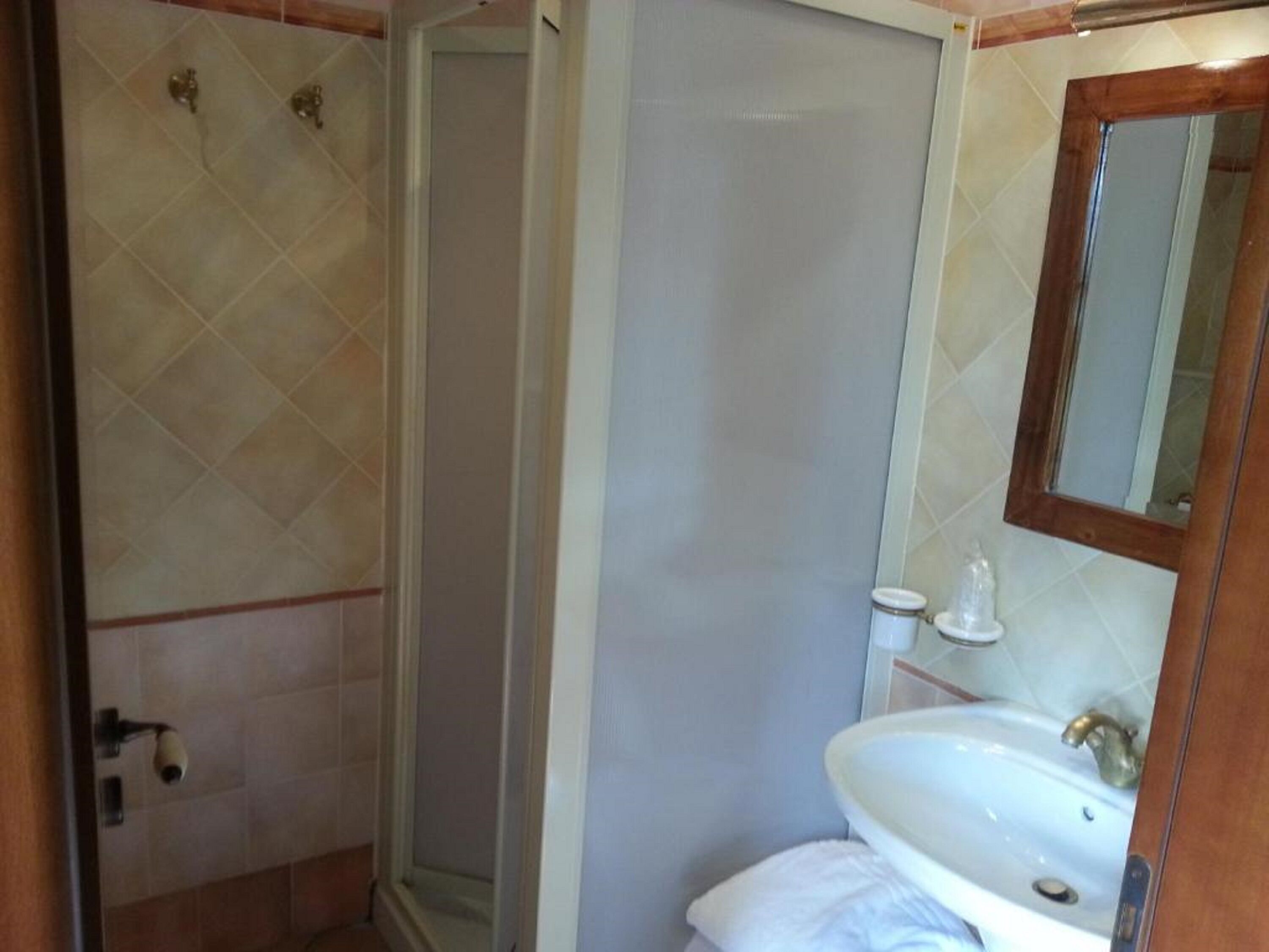 shower, free toiletries, hair dryer, bidet