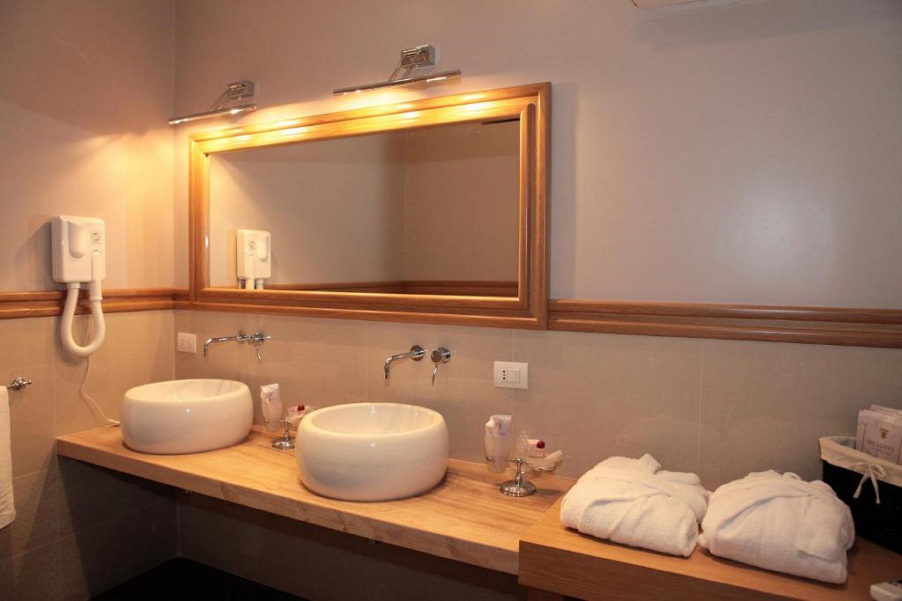 suite, 1 bedroom | bathroom amenities | shower, free toiletries, hair dryer, bidet