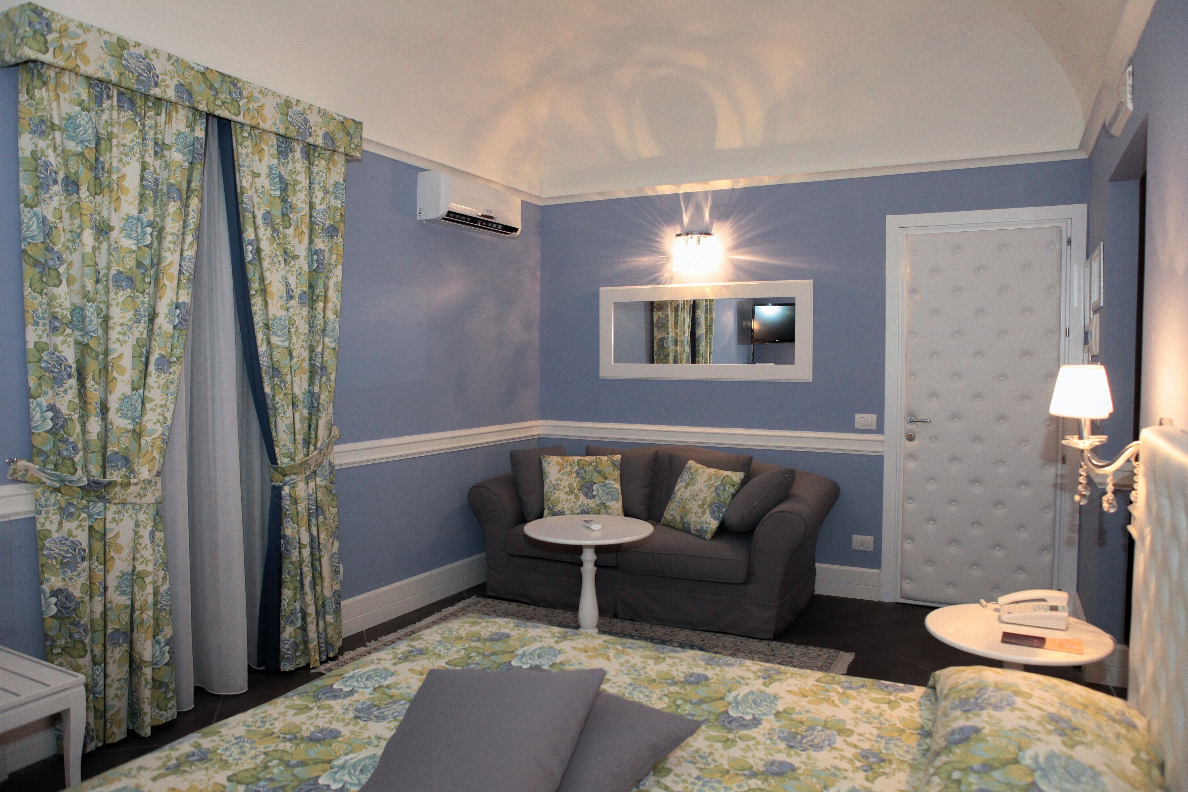 suite, 1 bedroom | minibar, in-room safe, desk, soundproofing