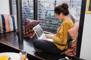 Coin salon dans le hall