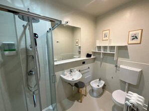 Junior suite with balcony / double or twin | Badezimmer | Dusche, kostenlose Toilettenartikel, Haartrockner, Bidet