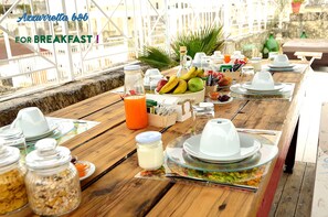 فطور من الأطباق المحلية يوميًا بتكلفة قدرها (12 EUR للشخص)