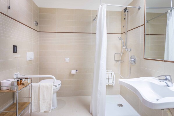 Un baño moderno con ducha, inodoro y lavabo.