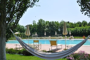 Utomhuspool, parasoller och solstolar