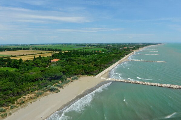 Privat strand, solstolar, parasoller och strandhanddukar