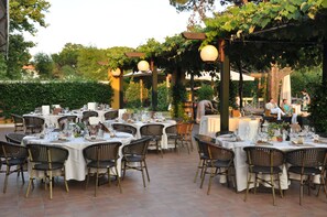 Déjeuner, dîner et brunch servis sur place