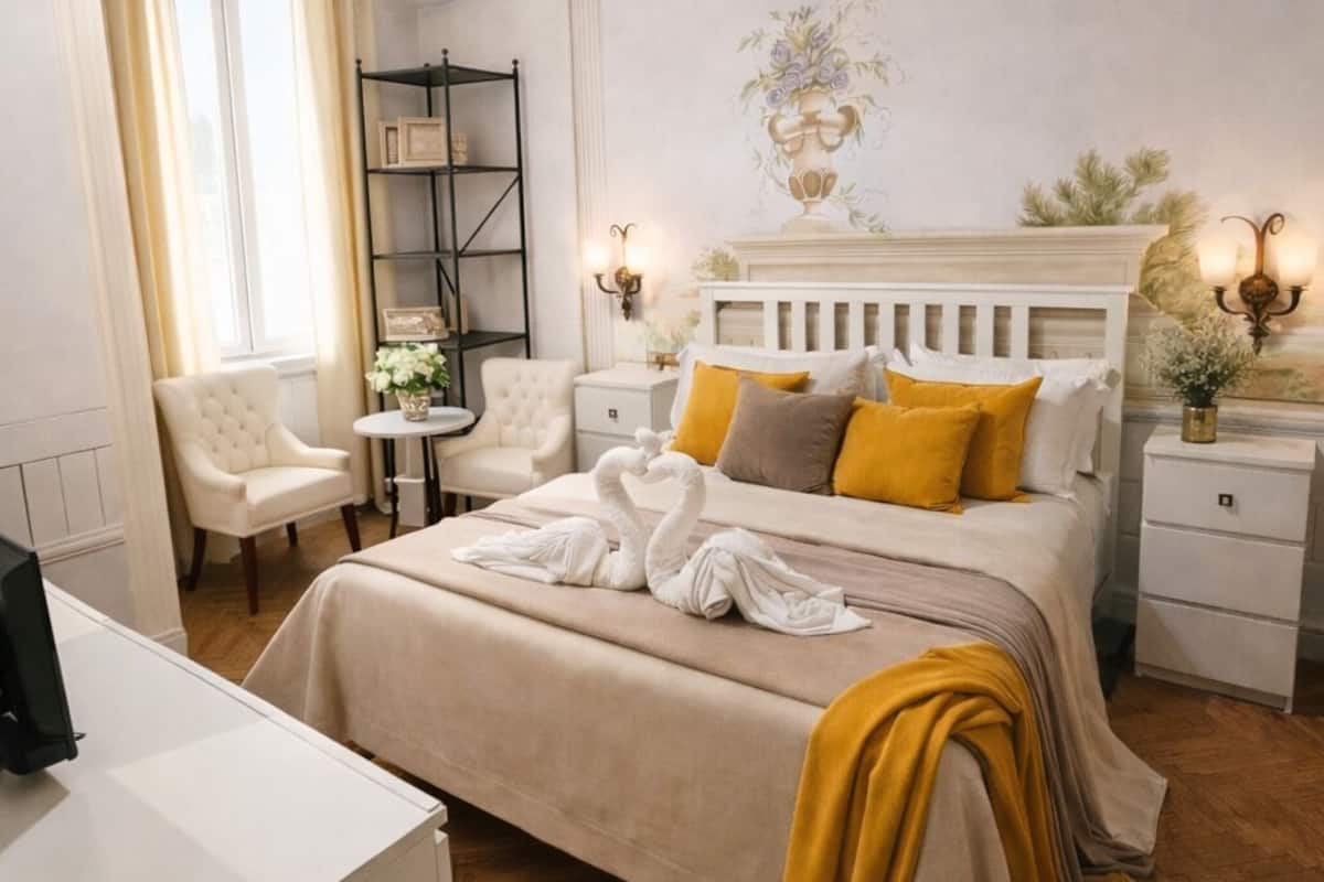 Egyptian cotton sheets, pillow-top beds, in-room safe