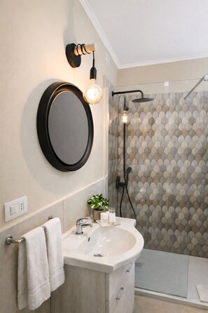 ห้องคอมฟอร์ทดับเบิล (Private External Bathroom) | ห้องน้ำ | เรนชาวเวอร์, ของใช้ในห้องน้ำฟรี, ไดร์เป่าผม, โถสุขภัณฑ์แบบบิเดท์