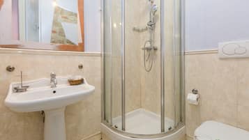 Double or Twin Room (DANTE) | Bathroom | Rainfall showerhead, free toiletries, hair dryer, bidet