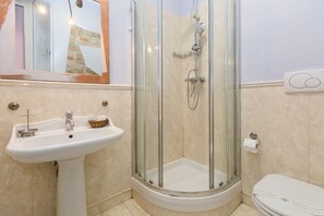 Double or Twin Room (DANTE) | Bathroom | Rainfall showerhead, free toiletries, hair dryer, bidet