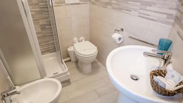 Cabezal de ducha tipo lluvia y artículos de higiene personal gratuitos