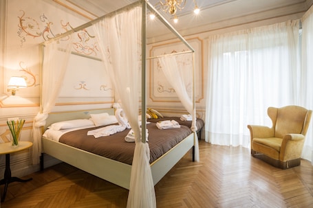Quadruple Room (GOLDONI) | Egyptian cotton sheets, pillowtop beds, in-room safe. Suites Piazza del Popolo
