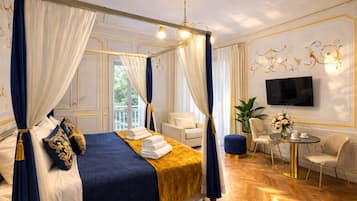 Habitación cuádruple (GOLDONI) | Sábanas de algodón egipcio y colchones con acolchado adicional