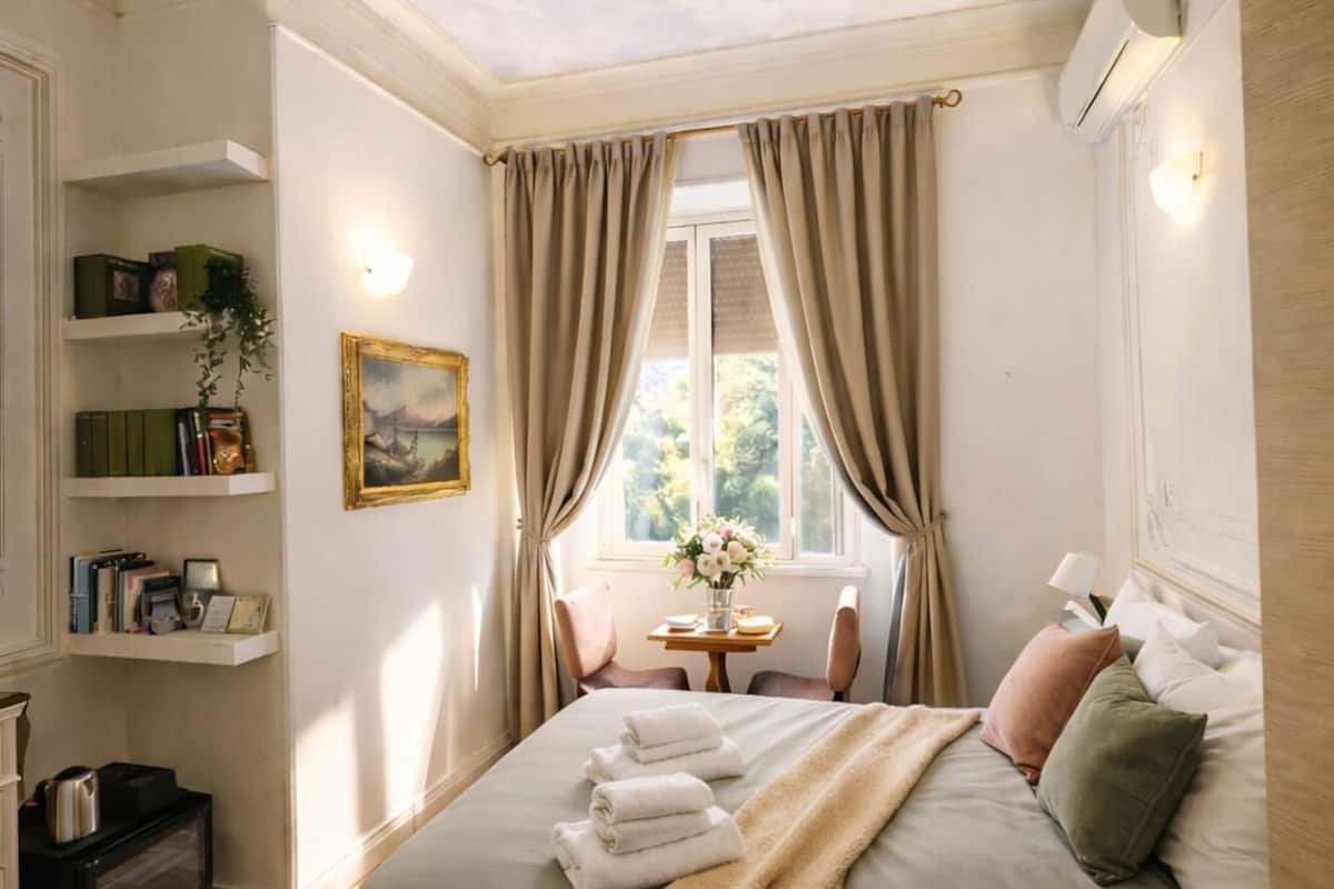 Double or Twin Room (Private External Bathroom) | Egyptian cotton sheets, pillowtop beds, in-room safe