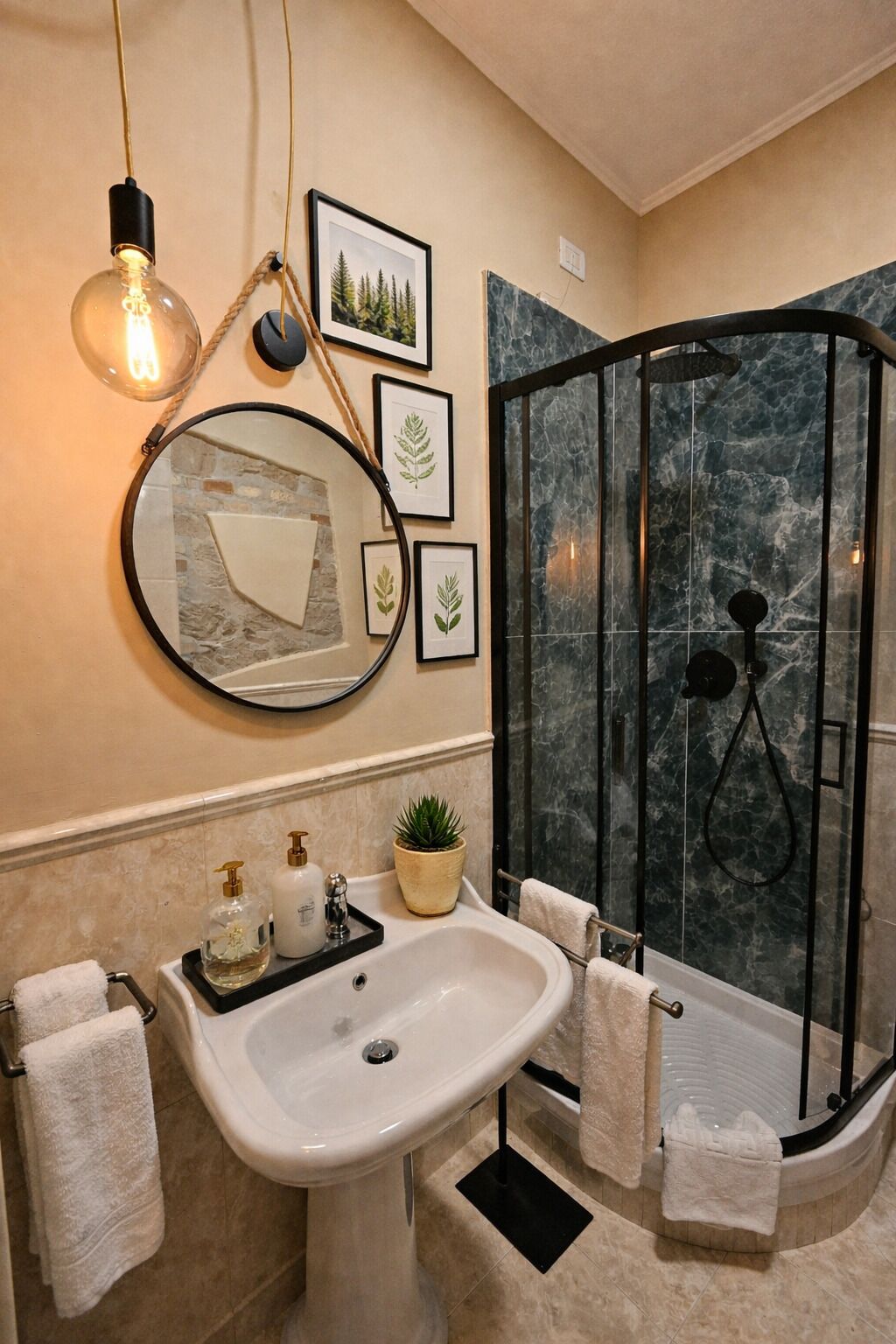 Double or Twin Room (DANTE) | Bathroom | Rainfall showerhead, free toiletries, hair dryer, bidet