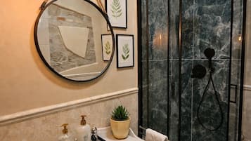 Doppel- oder Zweibettzimmer (DANTE) | Badezimmer | Regendusche, kostenlose Toilettenartikel, Haartrockner, Bidet