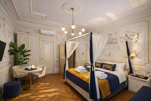 Royal Quadruple Room (GOLDONI) | Egyptian cotton sheets, pillowtop beds, in-room safe - Suites Piazza del Popolo (Rome)