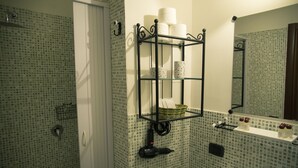 Quad Room | Bathroom | Shower, hair dryer, towels - Napolibed (Naples)