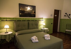 Triple Room | Premium bedding, free cots/infant beds, free WiFi - Napolibed (Naples)