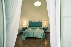 Quad Room | Premium bedding, free cots/infant beds, free WiFi - Napolibed (Naples)