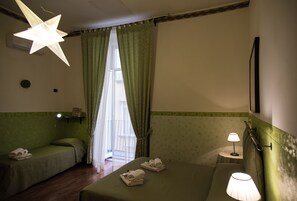 Triple Room | Premium bedding, free cots/infant beds, free WiFi - Napolibed (Naples)