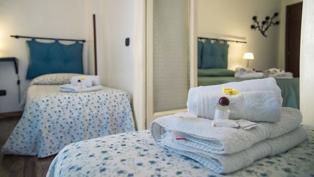 Quad Room | Premium bedding, cribs (free), WiFi (free) - Napolibed (Naples)
