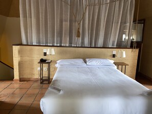 Habitación básica doble | Minibar, caja de seguridad en la habitación y escritorio 