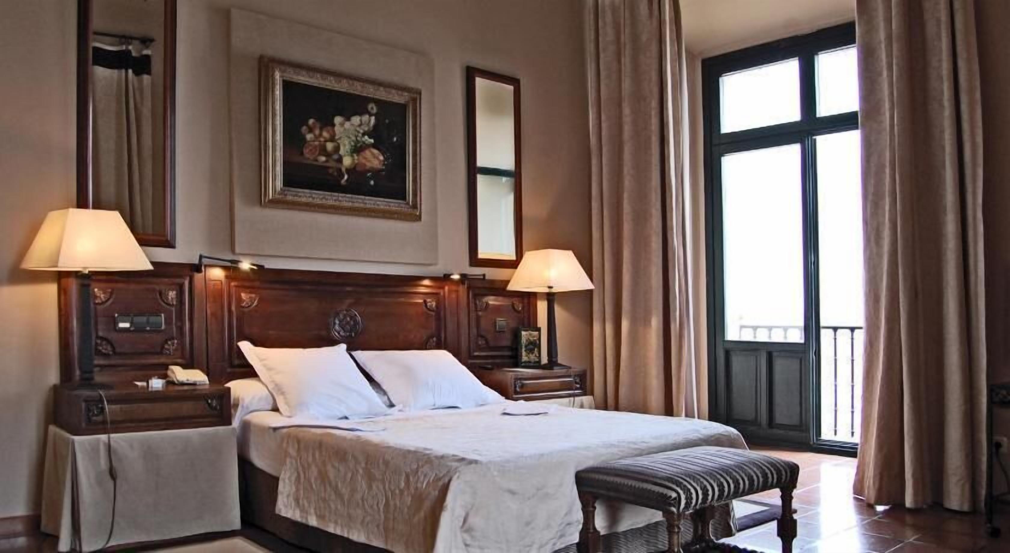 Minibar, caja fuerte, escritorio y sistema de insonorización