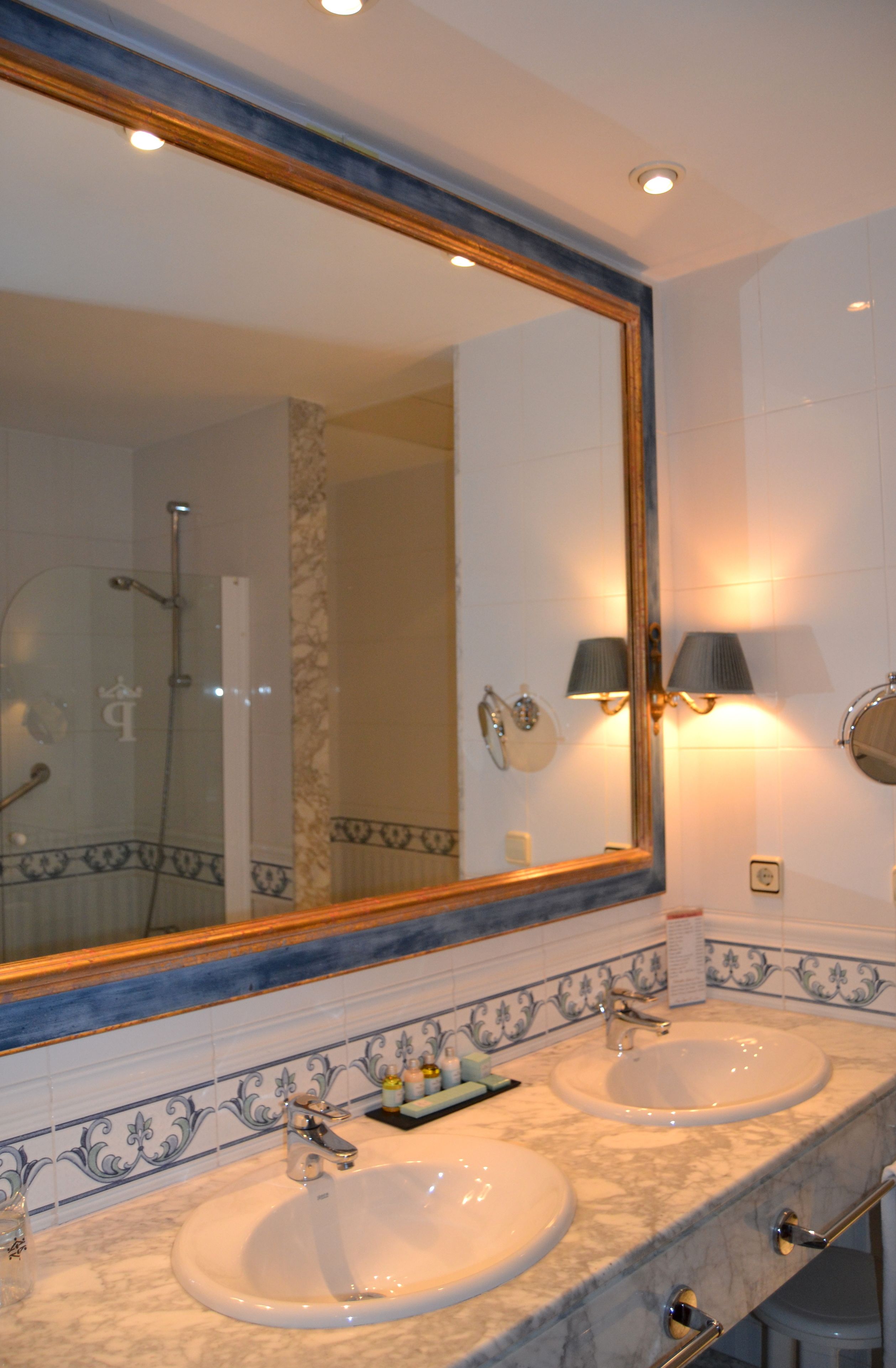 standard twin room (2 adults and 1 child) | bathroom | combined shower/bathtub, free toiletries, hair dryer, towels