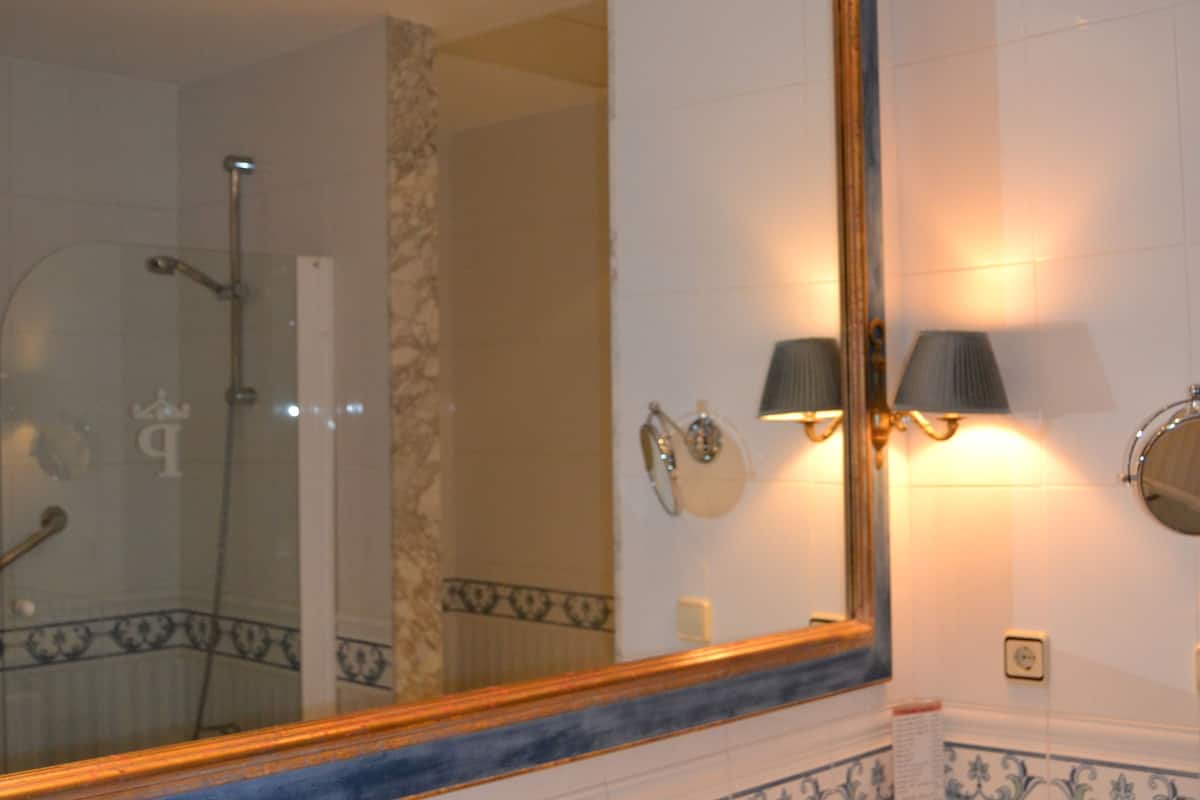 standard twin room (2 adults and 1 child) | bathroom | combined shower/bathtub, free toiletries, hair dryer, towels