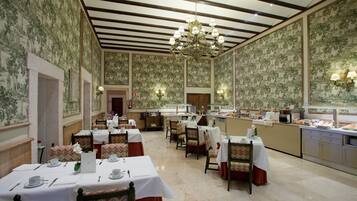 Café da manhã com buffet todos os dias (EUR 21 por pessoa)