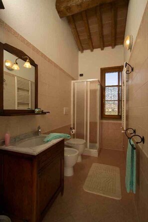 Badezimmer | Dusche, Haartrockner, Bidet, Handtücher