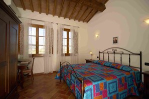 1 Schlafzimmer, Zimmersafe, Schreibtisch, laptopgeeigneter Arbeitsplatz