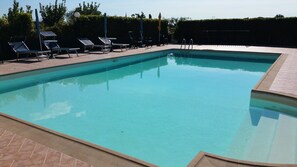 Seasonal outdoor pool, open 10:00 AM to 7:00 PM, pool umbrellas - Il Chiassetto (Cascina)