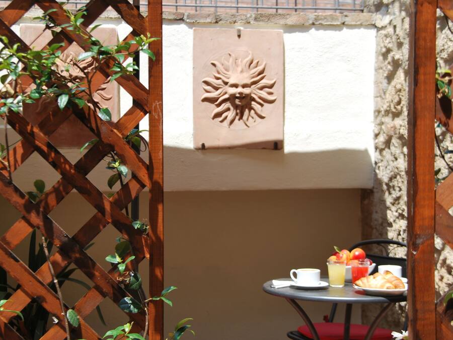 Ropa de cama de alta calidad, minibar, muebles diferentes y escritorio