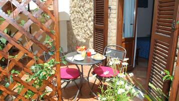 Camera Economy con letto matrimoniale o 2 letti singoli, al piano terra | Biancheria da letto di alta qualità, minibar