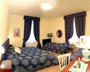 Ropa de cama de alta calidad, minibar, muebles diferentes y escritorio 