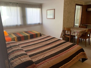 Comfort Studio ( 3 people) | Egyptian cotton sheets, blackout drapes, iron/ironing board, free WiFi