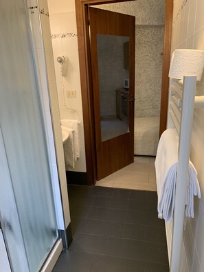 Estudio Confort ( 3 people) | Baño | Ducha, secador de pelo, bidé y toallas