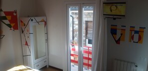 Premium bedding, memory-foam beds, in-room safe, individually decorated - Meublè Adriana Vegan (Sirmione)