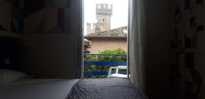 Habitación triple estándar, balcón | Ropa de cama de alta calidad y camas con efecto memoria